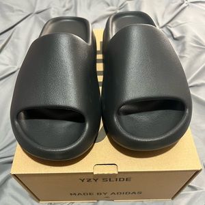 Brand new yeezy slide ‘onyx’